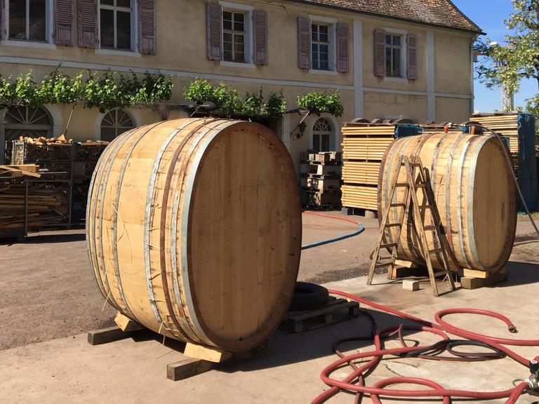 Zwei große Holzfässer stehen auf dem Hof von Böttchermeister Gies.