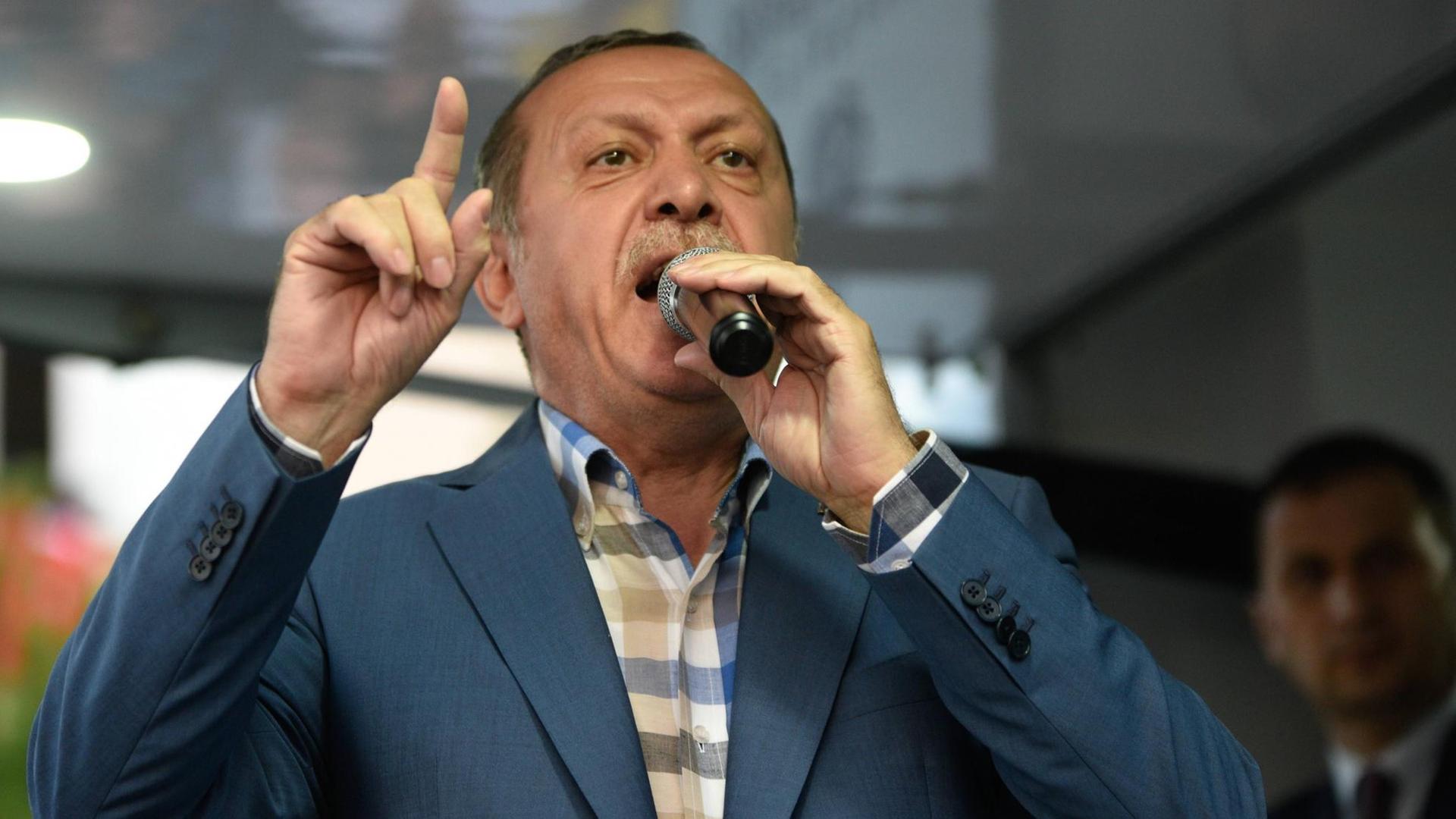 Der türkische Präsident Recep Tayyip Erdogan spricht in Ankara zu Anhängern. Der türkische Präsident Recep Tayyip Erdogan spricht in Ankara zu Anhängern.