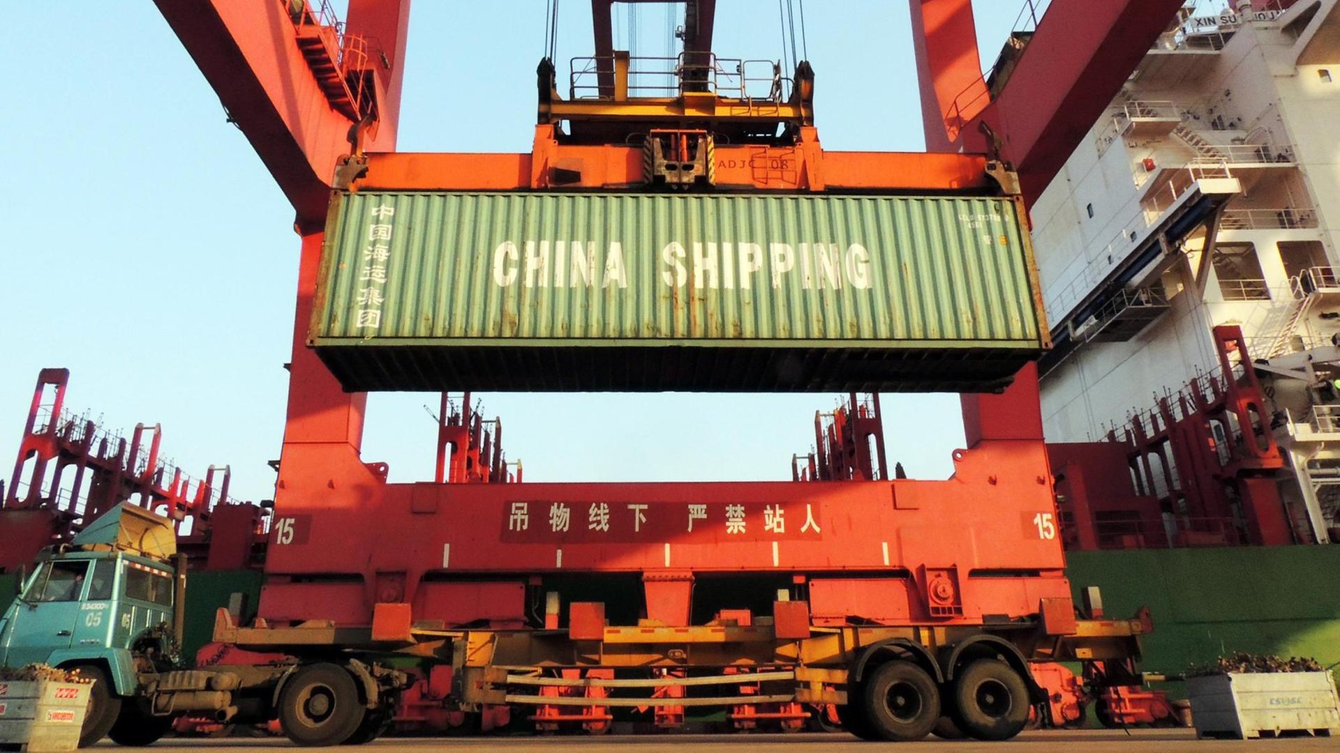 In einem Hafen im Osten Chinas werden Container verladen. In einem Hafen im Osten Chinas werden Container verladen.