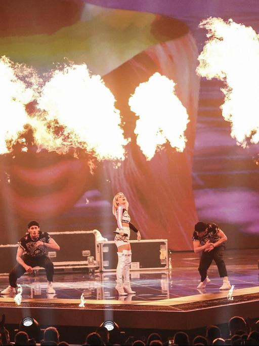 Auftritt der weißrussischen Sängerin ZENA im ersten Halbfinale des Eurovision Song Contest 2019, umrahmt von vier Tänzern, hinter ihnen lodern Flammenbälle.