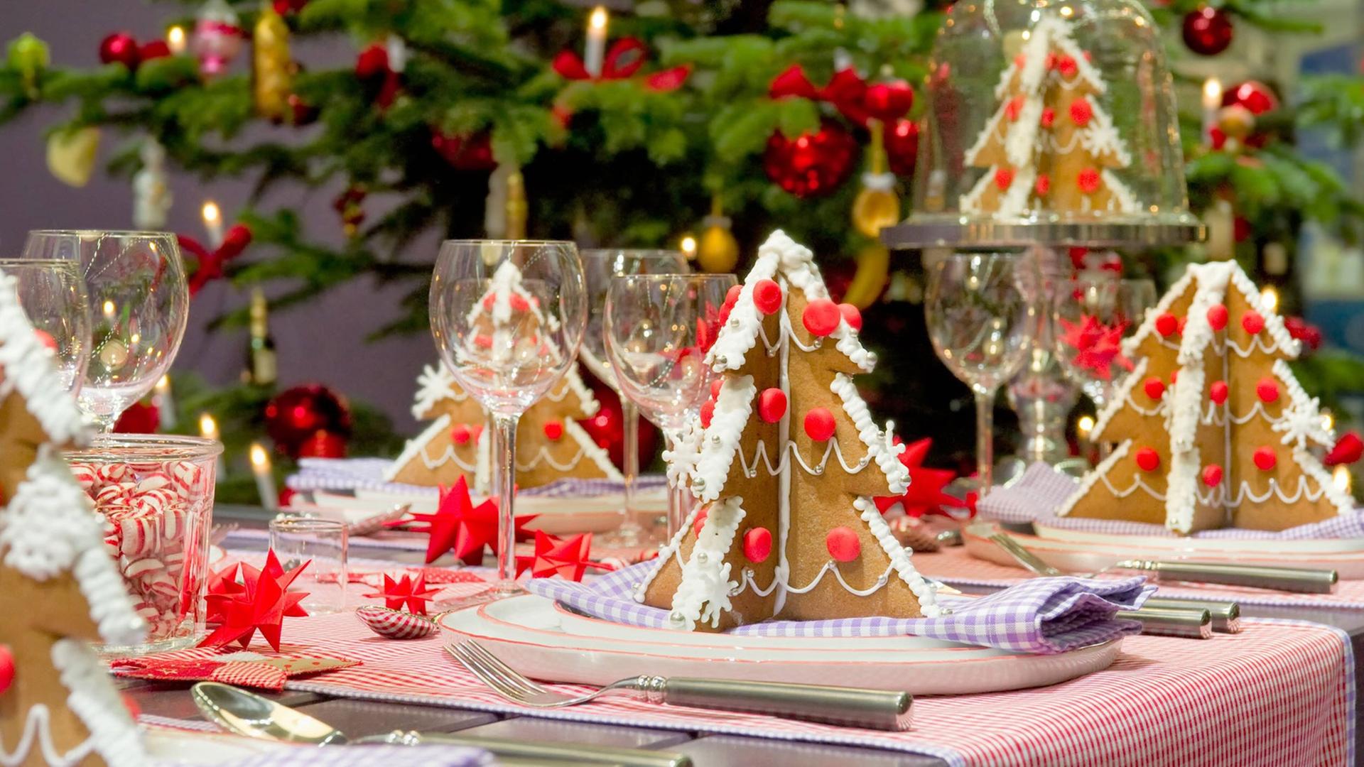 Ein festlich gedeckter Tisch zu Weihnachten Ein festlich gedeckter Tisch zu Weihnachten