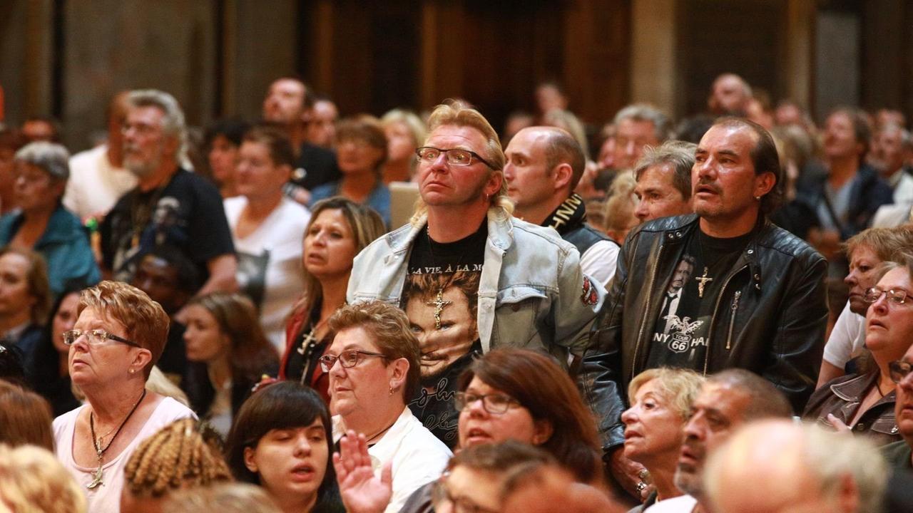 Fans bei einer Gedenkmesse für Johnny Hallyday Fans bei einer Gedenkmesse für Johnny Hallyday