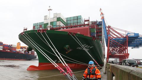 Ein Containerschiff im Hamburger Hafen 