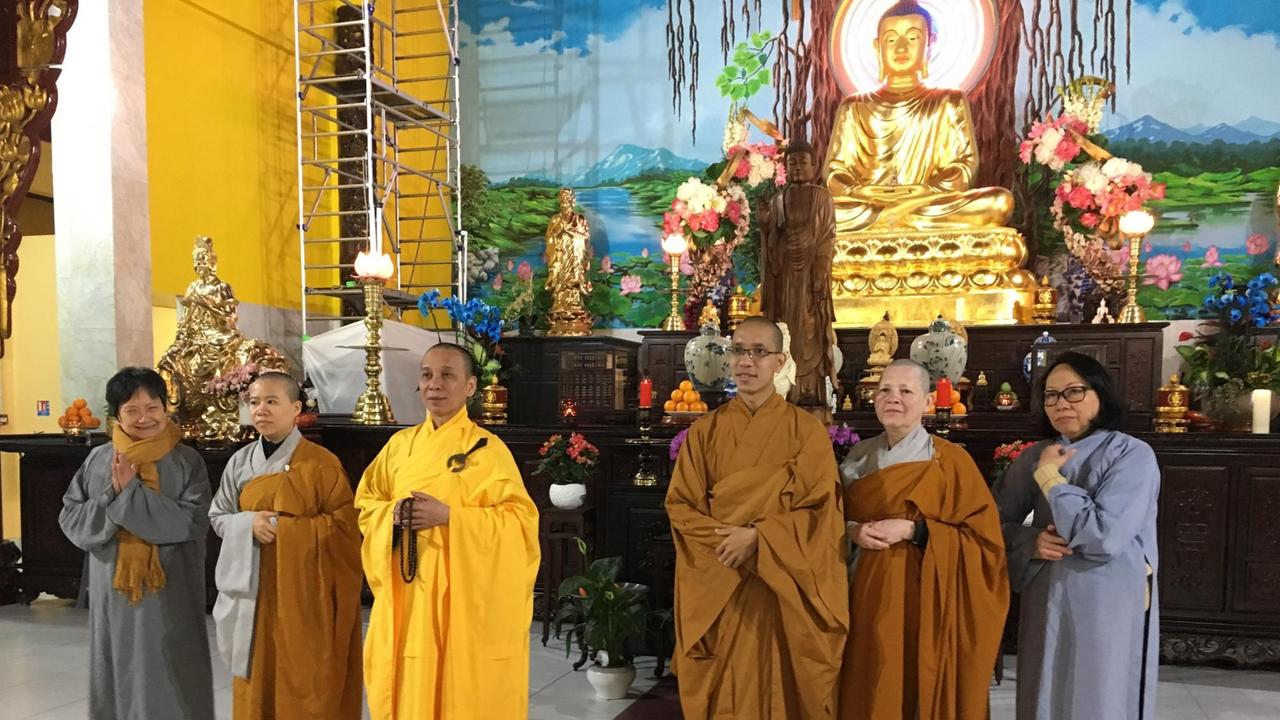 Mönche und Nonnen in der Pagode von Evry. Der Mönch mit dem hellgelben Gewand wird "der Ehrwürdige" genannt. Mönche und Nonnen in der Pagode von Evry. Der Mönch mit dem hellgelben Gewand wird "der Ehrwürdige" genannt.