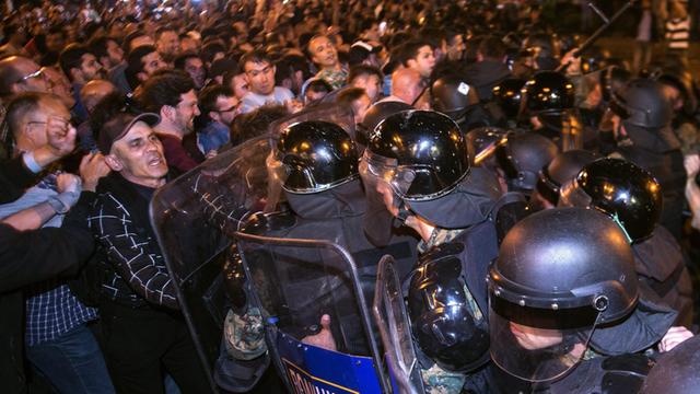 Demonstranten und Polizisten bei den Protesten gegen Mazedoniens Präsidenten Gjorge Ivanov