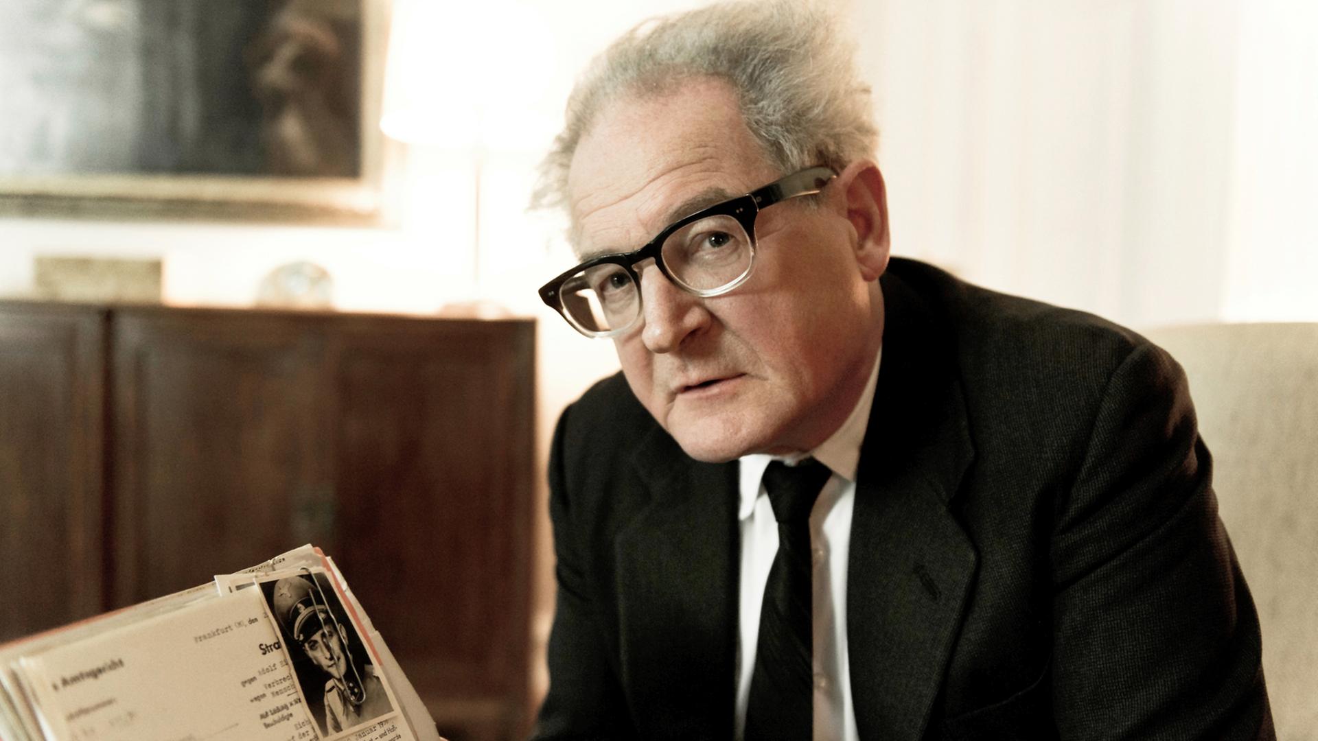 Burghart Klaußner als Generalstaatsanwalt Fritz Bauer in einer Szene des Films "Der Staat gegen Fritz Bauer" Burghart Klaußner als Generalstaatsanwalt Fritz Bauer in einer Szene des Films "Der Staat gegen Fritz Bauer"