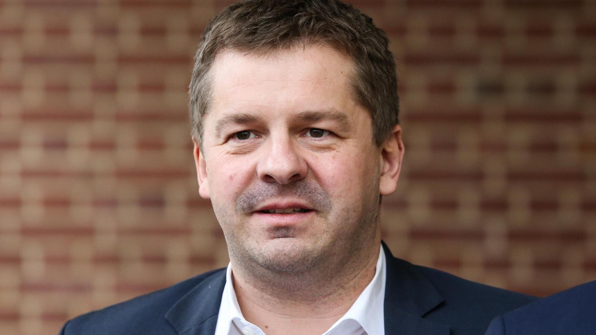 Sven Schulze, Landesvorsitzender der CDU Sachsen-Anhalt, bei einem Besuch des Mitteldeutschen Kompetenznetz für Seltene Erkrankungen an der Uniklinik Magdeburg Sven Schulze, Landesvorsitzender der CDU Sachsen-Anhalt, bei einem Besuch des Mitteldeutschen Kompetenznetz für Seltene Erkrankungen an der Uniklinik Magdeburg