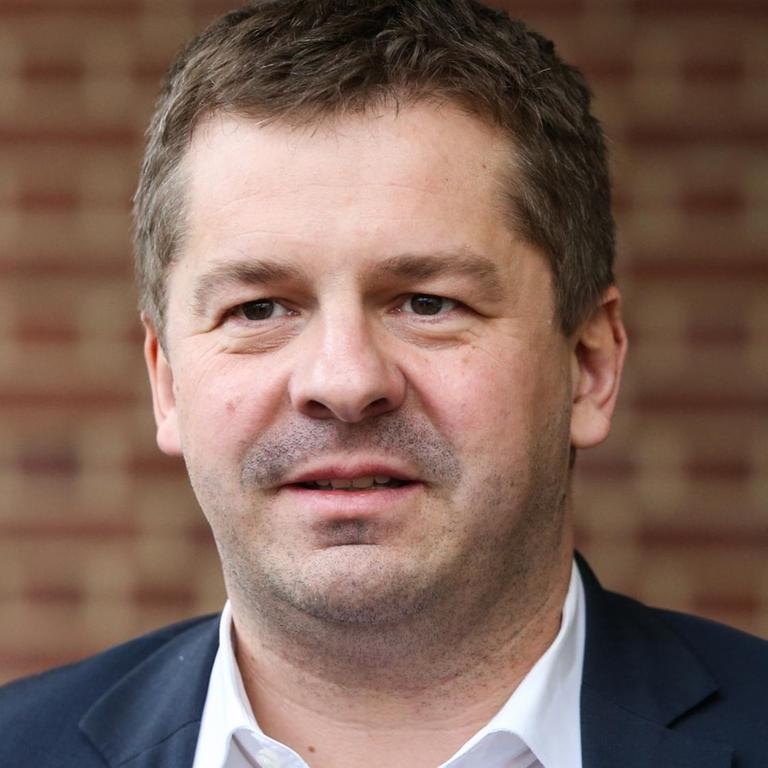 Sven Schulze, Landesvorsitzender der CDU Sachsen-Anhalt, bei einem Besuch des Mitteldeutschen Kompetenznetz für Seltene Erkrankungen an der Uniklinik Magdeburg