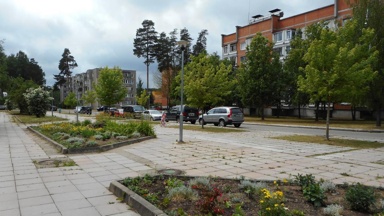 Ansicht einer von Plattenbauten gerahmten Straße mit Blumenbeeten in Visaginas. Ansicht einer von Plattenbauten gerahmten Straße mit Blumenbeeten in Visaginas.