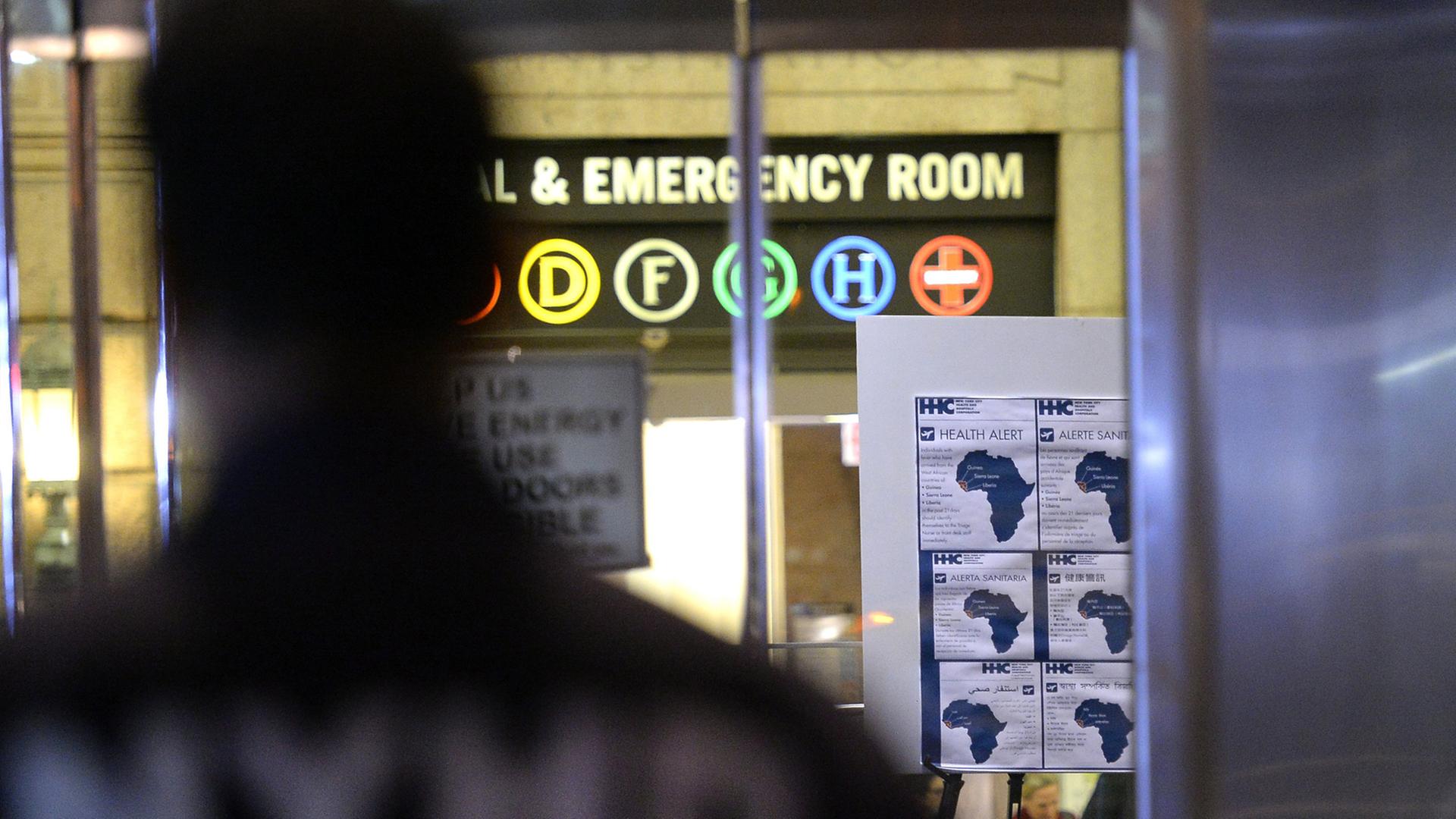 Ein Mitarbeiter der New Yorker Gesundheitsbehörde vor dem Bellevue Hospital, wo der erkrankte Arzt liegt.