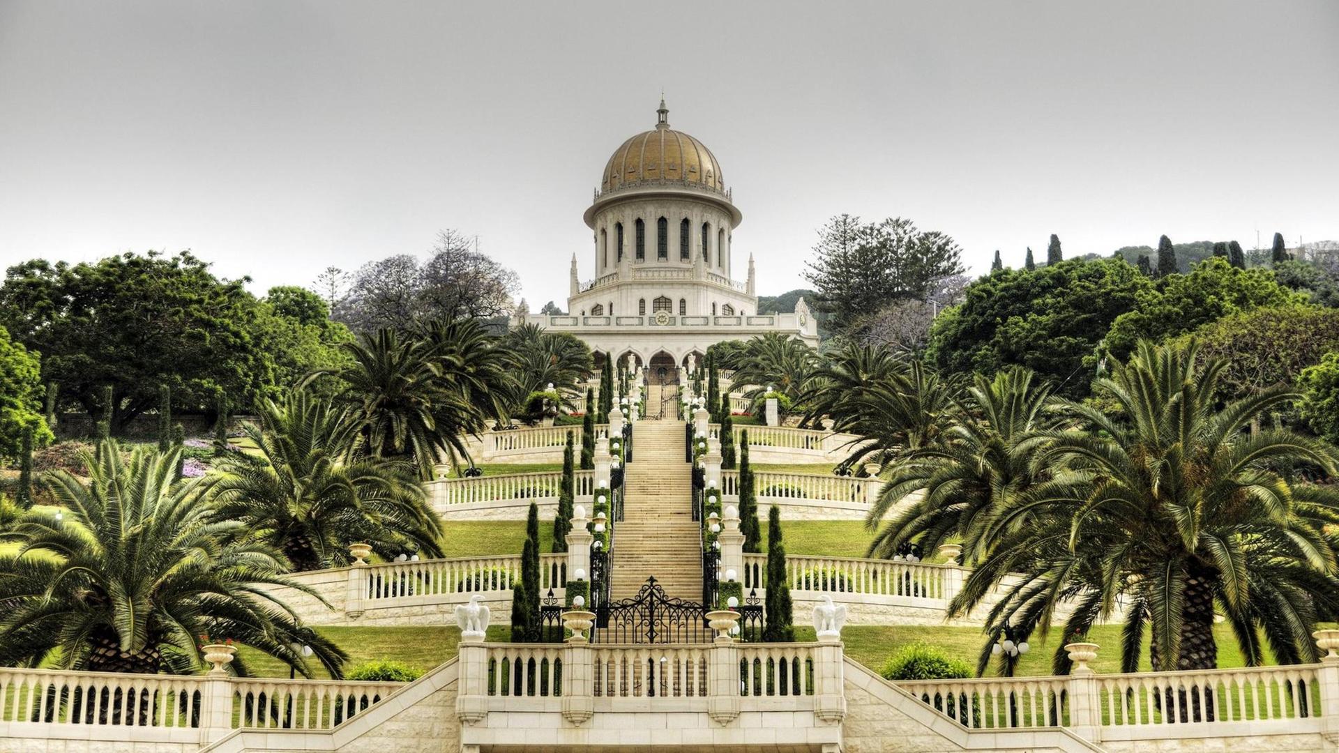 Im Schrein des Bab im israelischen Haifa sind die sterblichen Überreste Abdul-Bahas, des ältesten Sohn des Religionsstifters für die Bahai, Baha ullah, aufgebahrt. Im Schrein des Bab im israelischen Haifa sind die sterblichen Überreste Abdul-Bahas, des ältesten Sohn des Religionsstifters für die Bahai, Baha ullah, aufgebahrt.