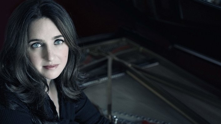 Porträt der Pianistin hinter der das Innere eines Flügels zu erkennen ist. Porträt der Pianistin hinter der das Innere eines Flügels zu erkennen ist.