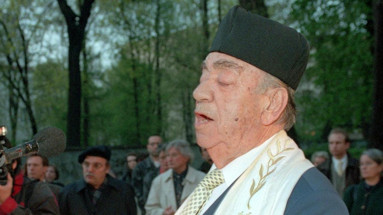 Der fast 80-jährige Oberkantor Estrongo Nachama während eines Gedenkens an die in der Nazizeit deportierten und ermordeten jüdischen Bürger Berlins (1998). Der fast 80-jährige Oberkantor Estrongo Nachama während eines Gedenkens an die in der Nazizeit deportierten und ermordeten jüdischen Bürger Berlins (1998).