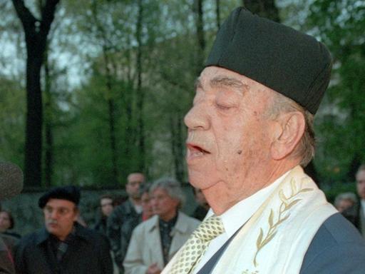 Der fast 80-jährige Oberkantor Estrongo Nachama während eines Gedenkens an die in der Nazizeit deportierten und ermordeten jüdischen Bürger Berlins (1998).
