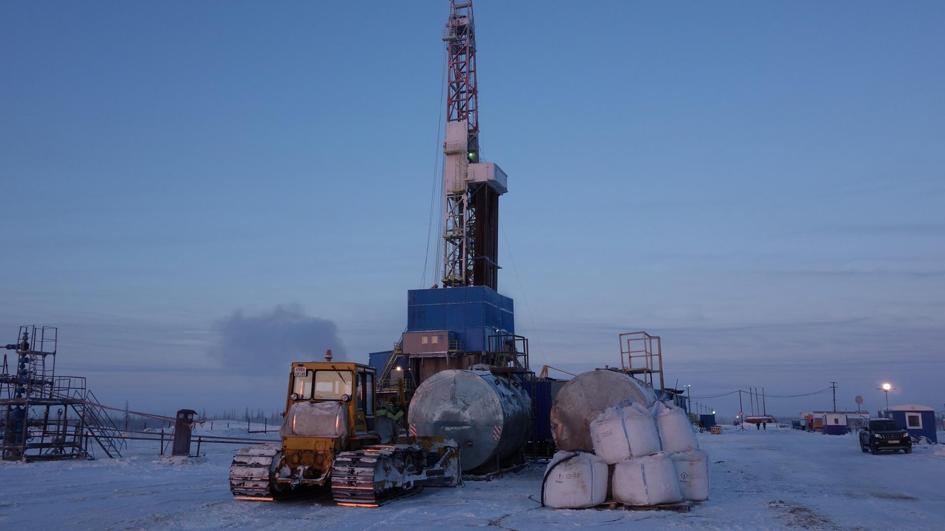Die Bohranlage 27 in den Weiten des Urengoj-Gasfeldes nahe der Stadt Nowy Urengoi, aufgenommen am 03.12.2014. Hier fördert das russisch-deutsche Unternehmen Achimgaz aus 4000 Metern Tiefe Gas auch für den europäischen Markt.