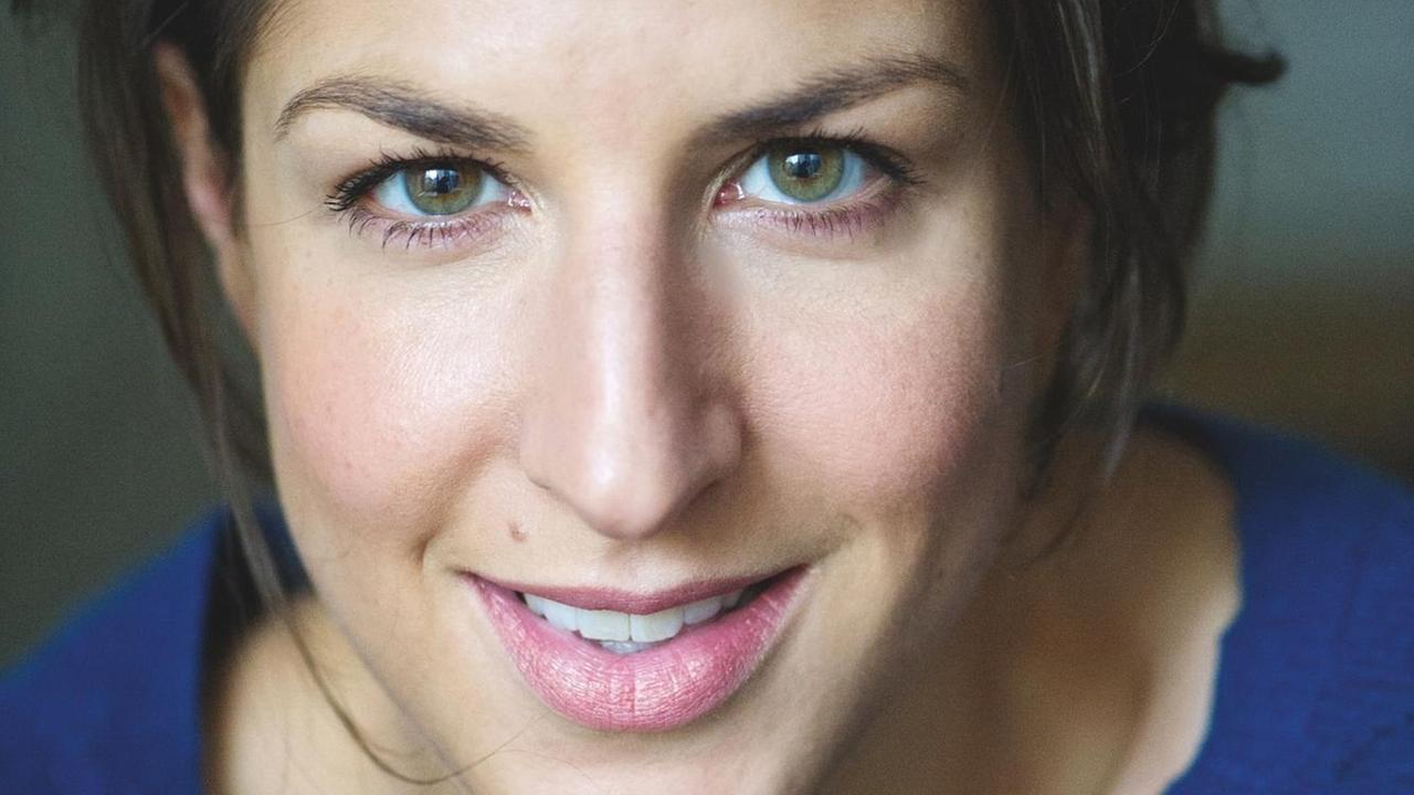 Die Autorin Laura de Weck in einer Nahaufnahme. Die Autorin Laura de Weck in einer Nahaufnahme.