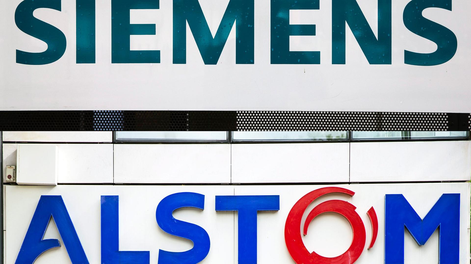 Die beiden Firmenlogos von Siemens und Alstom. Die beiden Firmenlogos von Siemens und Alstom.