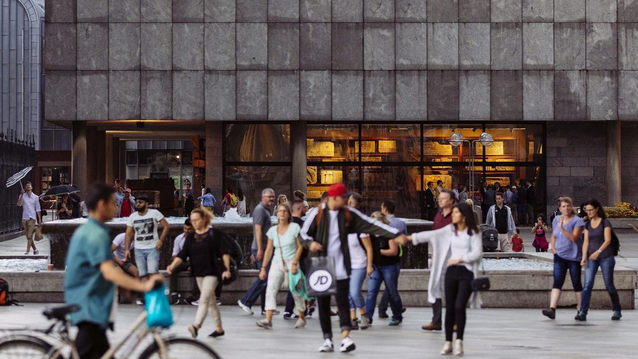 Besucher vor dem Römisch-Germanischem Museum in Köln, augenommen 2017 Besucher vor dem Römisch-Germanischem Museum in Köln, augenommen 2017