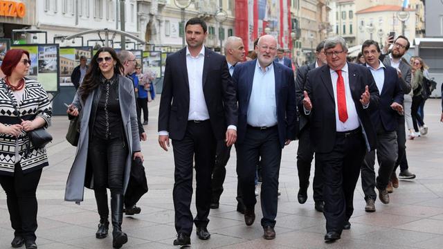 Timmermans läuft mit Parteifreunden durch die Fußgängerzone in Rijeka