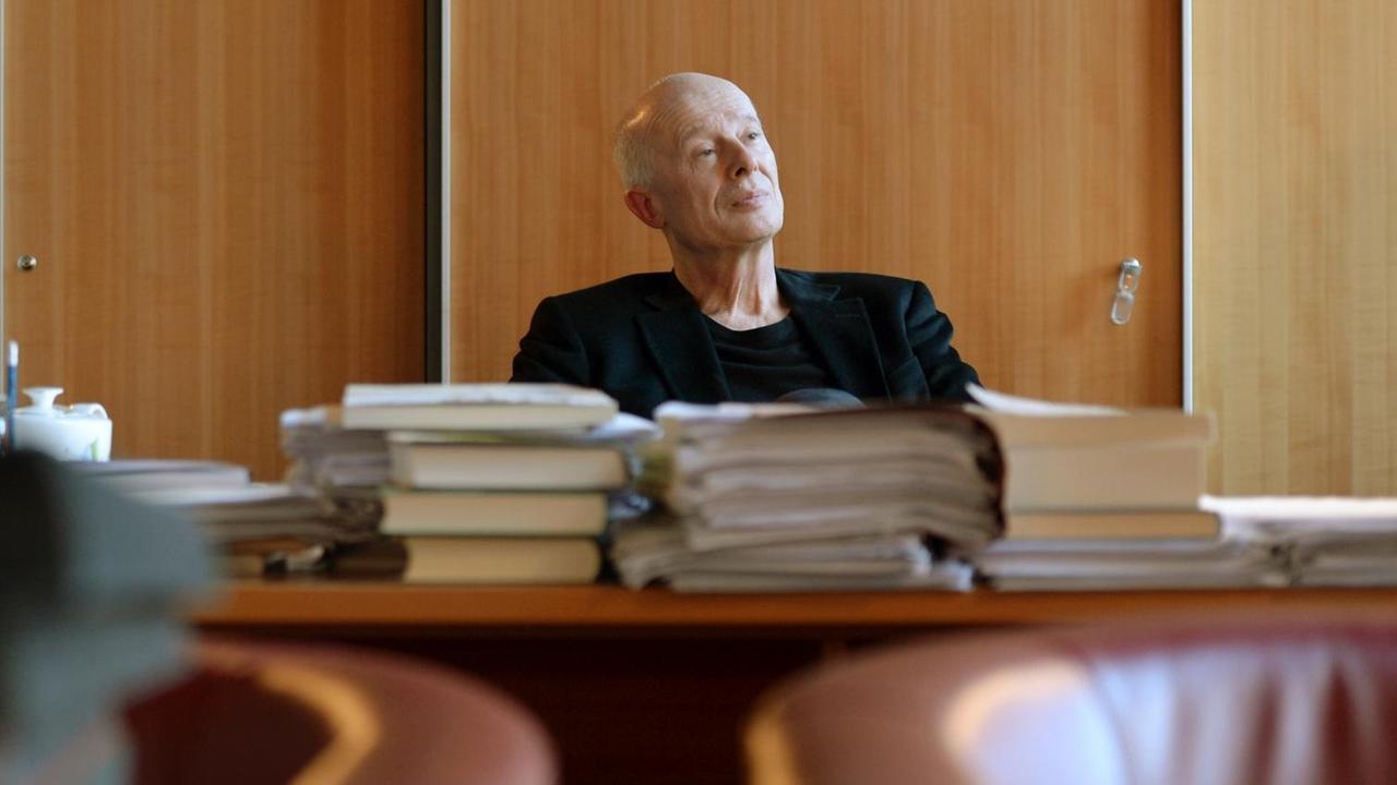 Der deutsche Klimaforscher und Direktor des 1992 gegründeten Institutes für Klimafolgenforschung in Potsdam, Hans Joachim Schellnhuber, sitzt an einem Schreibtisch voller Bücher Der deutsche Klimaforscher und Direktor des 1992 gegründeten Institutes für Klimafolgenforschung in Potsdam, Hans Joachim Schellnhuber, sitzt an einem Schreibtisch voller Bücher