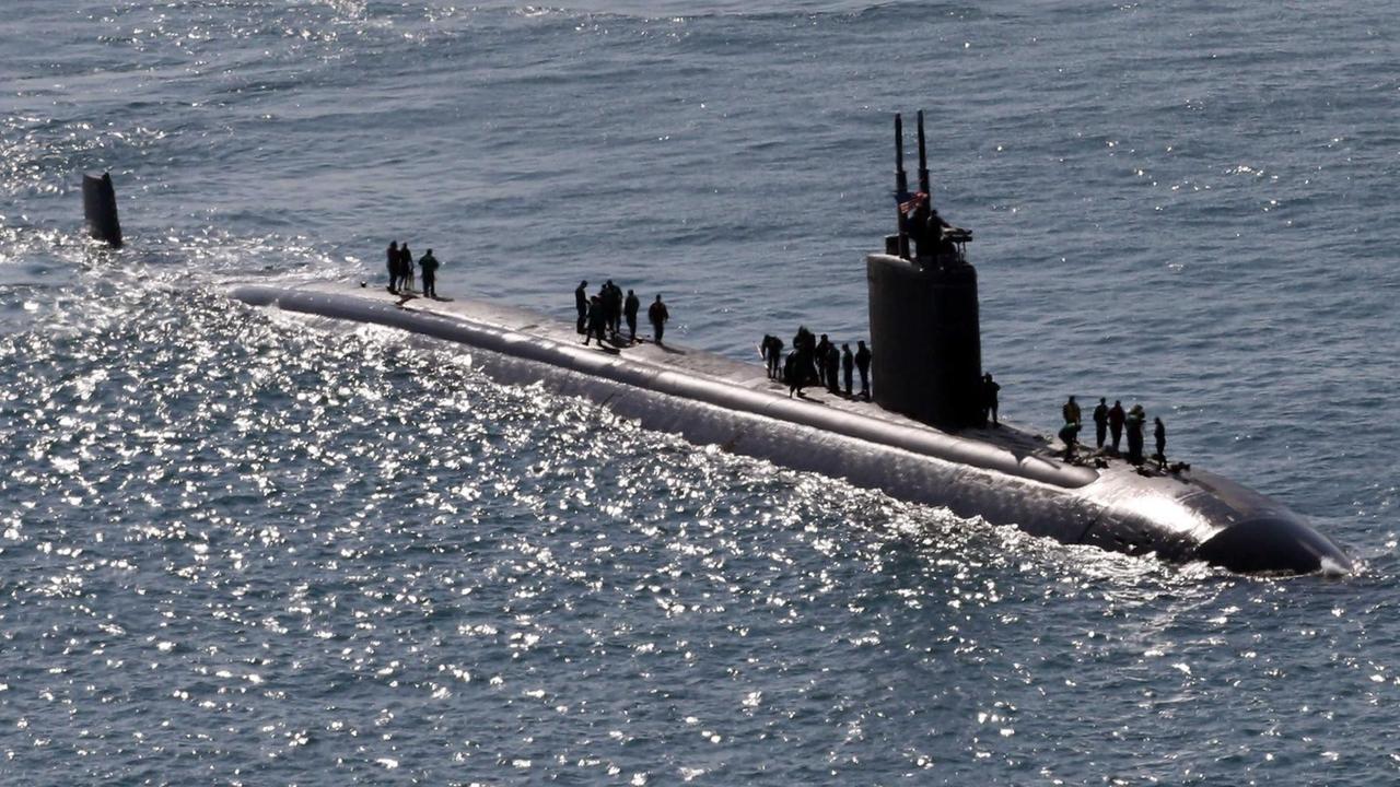 Das Atom-U-Boot USS Columbus bei einer Militärübung mit Südkorea. Das Atom-U-Boot USS Columbus bei einer Militärübung mit Südkorea.
