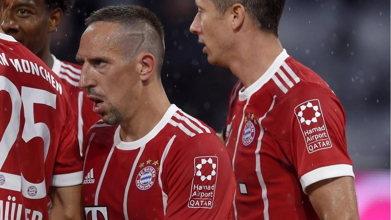 Franck Ribéry und Robert Lewandowski im Bayern-Trikots, auf deren Ärmel Hamad Airport Qatar steht. Franck Ribéry und Robert Lewandowski im Bayern-Trikots, auf deren Ärmel Hamad Airport Qatar steht.