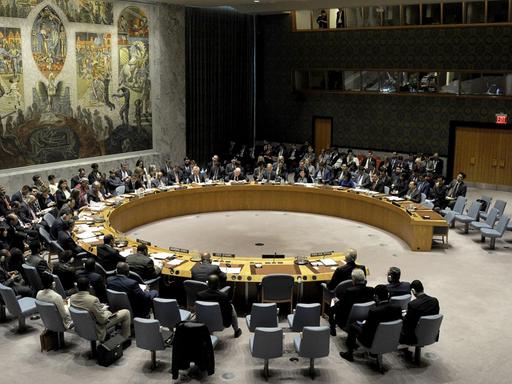 Ein Farbfoto zeigt das Plenum des UN-Sicherheitsrats bei einer Krisensitzung im April 2018 zur Lage in Syrien
