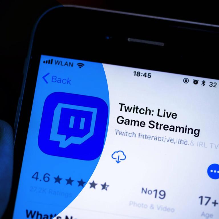 Hand hält Handy mit Twitch-App Hand hält Handy mit Twitch-App