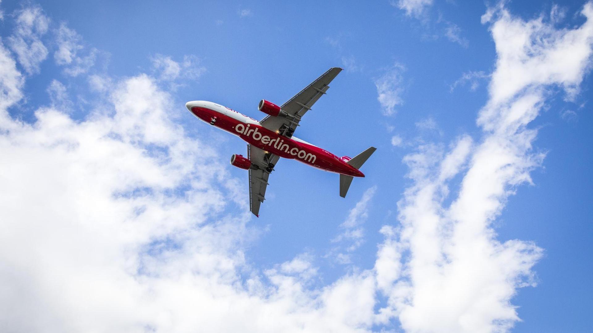 Ein Flugzeug von Air Berlin im Landeanflug auf den Flughafen Berlin-Tegel. Ein Flugzeug von Air Berlin im Landeanflug auf den Flughafen Berlin-Tegel.