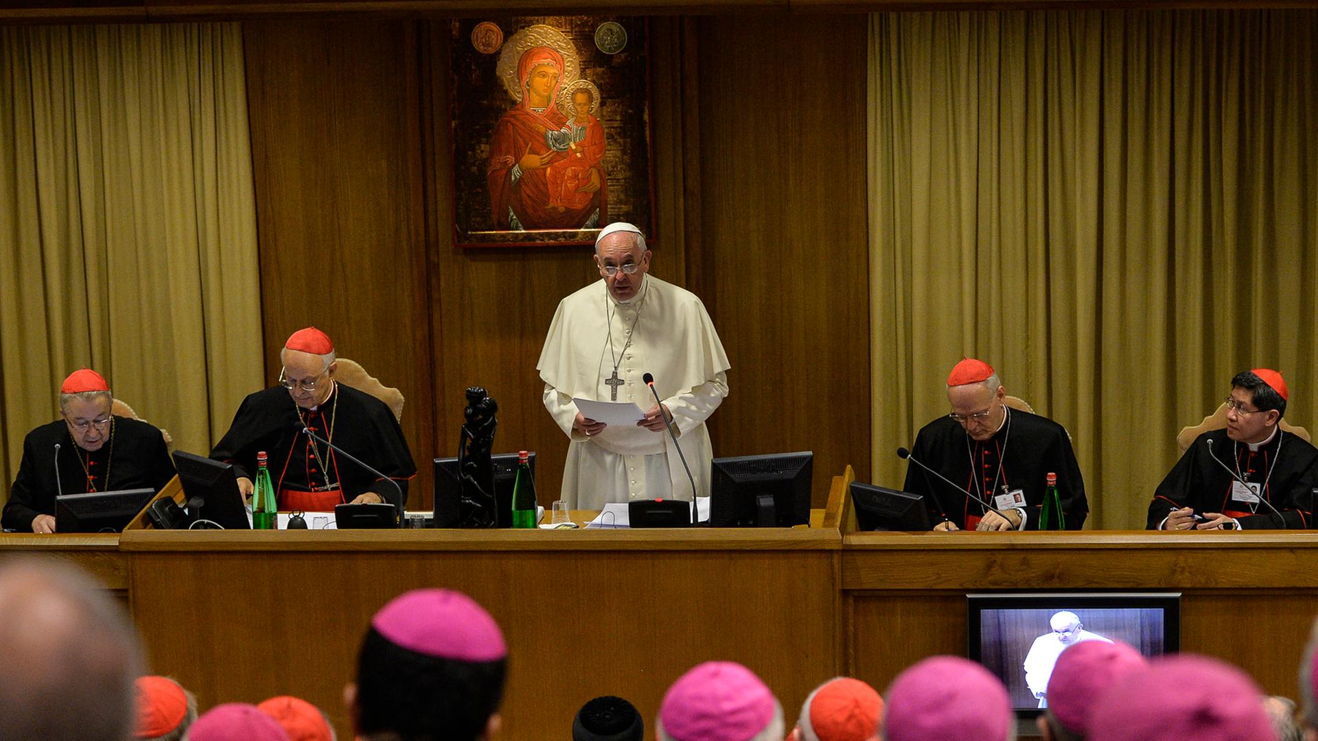 Papst Franziskus hält im Rahmen der außerordentlichen Bischofssynode eine Rede. Papst Franziskus hält im Rahmen der außerordentlichen Bischofssynode eine Rede.