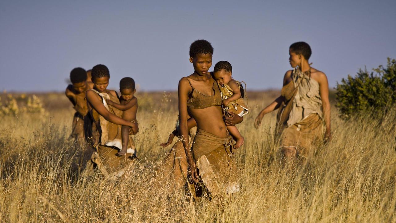 San-Frauen mit ihren Kindern im hohen Gras in der Kalahari-Wüste, Botswana, August 2008 
