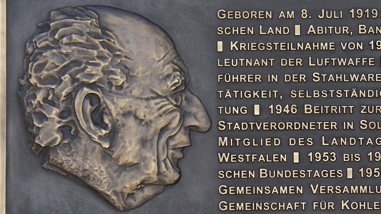 Tafel mit Lebensdaten am "Bundespräsident Walter Scheel Haus" in Bad Krozingen Tafel mit Lebensdaten am "Bundespräsident Walter Scheel Haus" in Bad Krozingen
