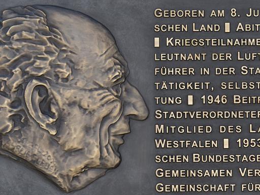 Tafel mit Lebensdaten am "Bundespräsident Walter Scheel Haus" in Bad Krozingen