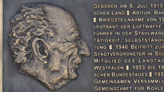 Tafel mit Lebensdaten am "Bundespräsident Walter Scheel Haus" in Bad Krozingen