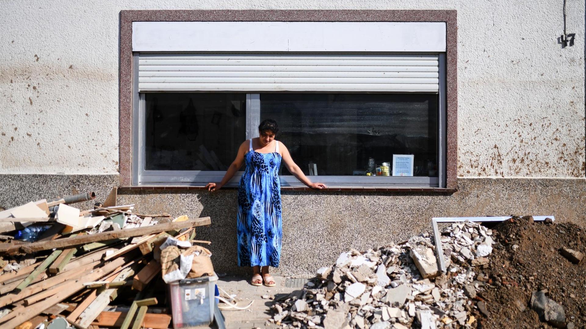 Elena steht vor ihrem Haus in Bad Neuenahr das von der Flut zerstört wurde, 25. August 2021. Elena steht vor ihrem Haus in Bad Neuenahr das von der Flut zerstört wurde, 25. August 2021.