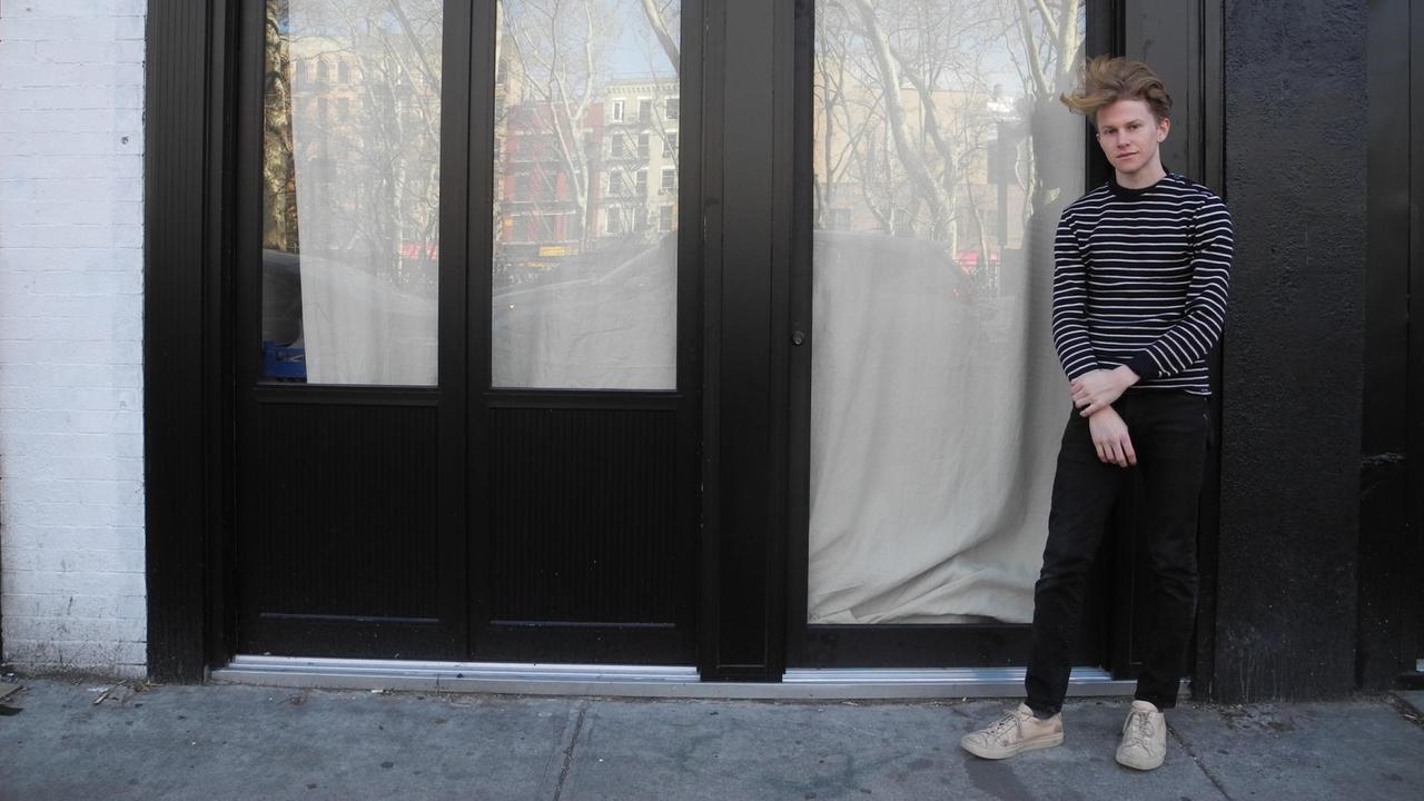 31.01.2018, USA, New York: Der 19 Jahre alte Koch Flynn McGarry steht vor seinem Restaurant "Gem", das am 13.02.2018 eröffnet wird. Foto: Johannes Schmitt-Tegge/dpa | Verwendung weltweit