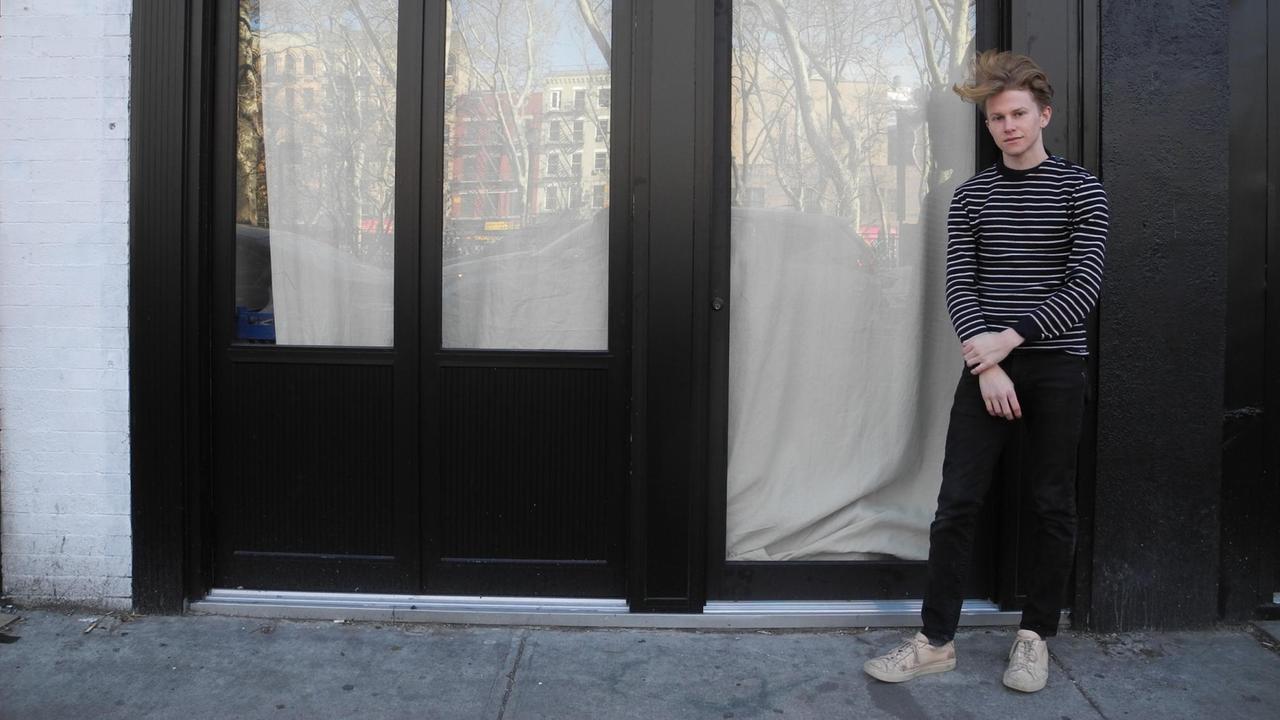 31.01.2018, USA, New York: Der 19 Jahre alte Koch Flynn McGarry steht vor seinem Restaurant "Gem", das am 13.02.2018 eröffnet wird. Foto: Johannes Schmitt-Tegge/dpa | Verwendung weltweit 31.01.2018, USA, New York: Der 19 Jahre alte Koch Flynn McGarry steht vor seinem Restaurant "Gem", das am 13.02.2018 eröffnet wird. Foto: Johannes Schmitt-Tegge/dpa | Verwendung weltweit