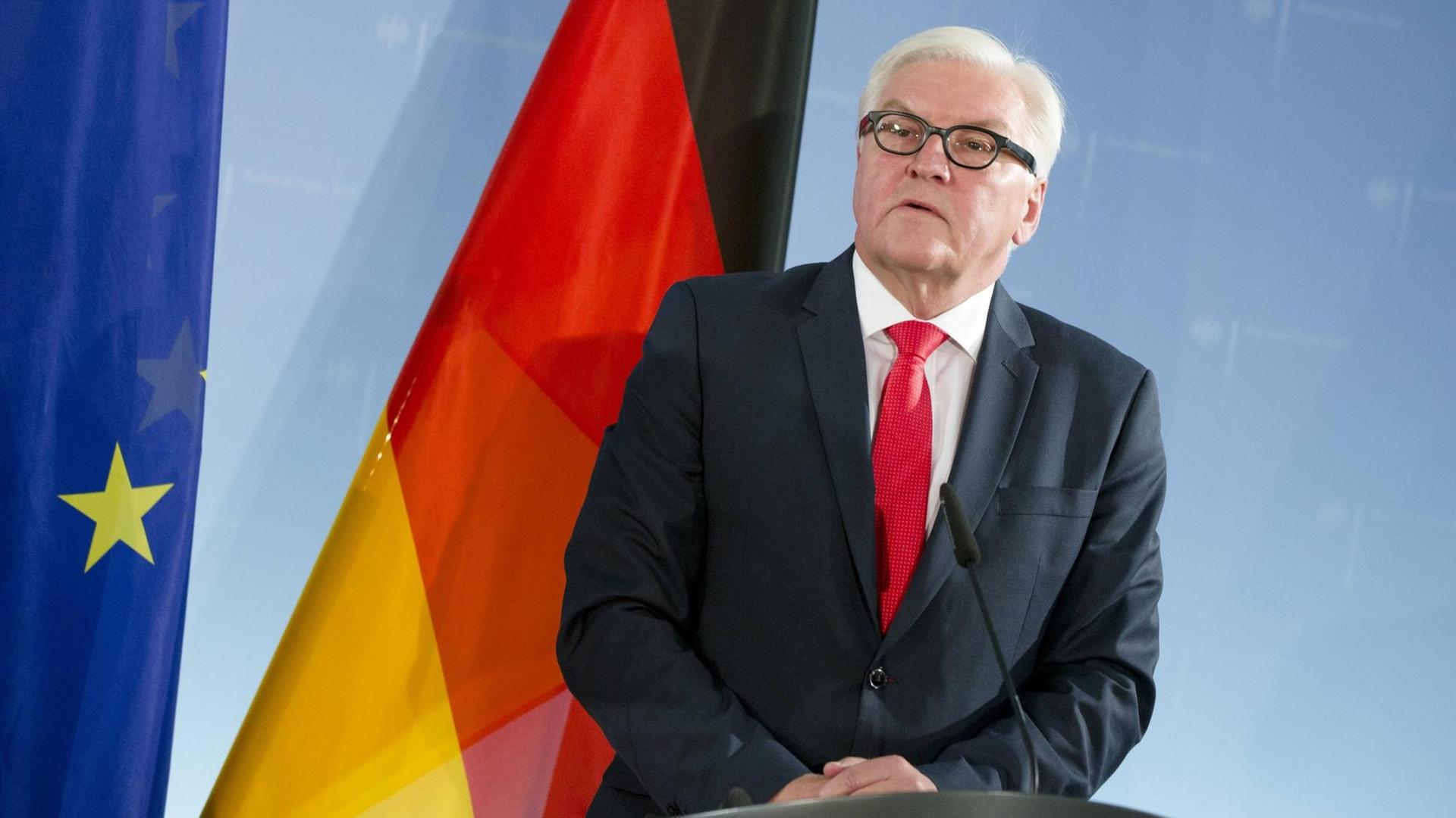 Bundesaußenminister Frank-Walter Steinmeier vor einer deutschen und europäischen Flagge stehend Bundesaußenminister Frank-Walter Steinmeier vor einer deutschen und europäischen Flagge stehend