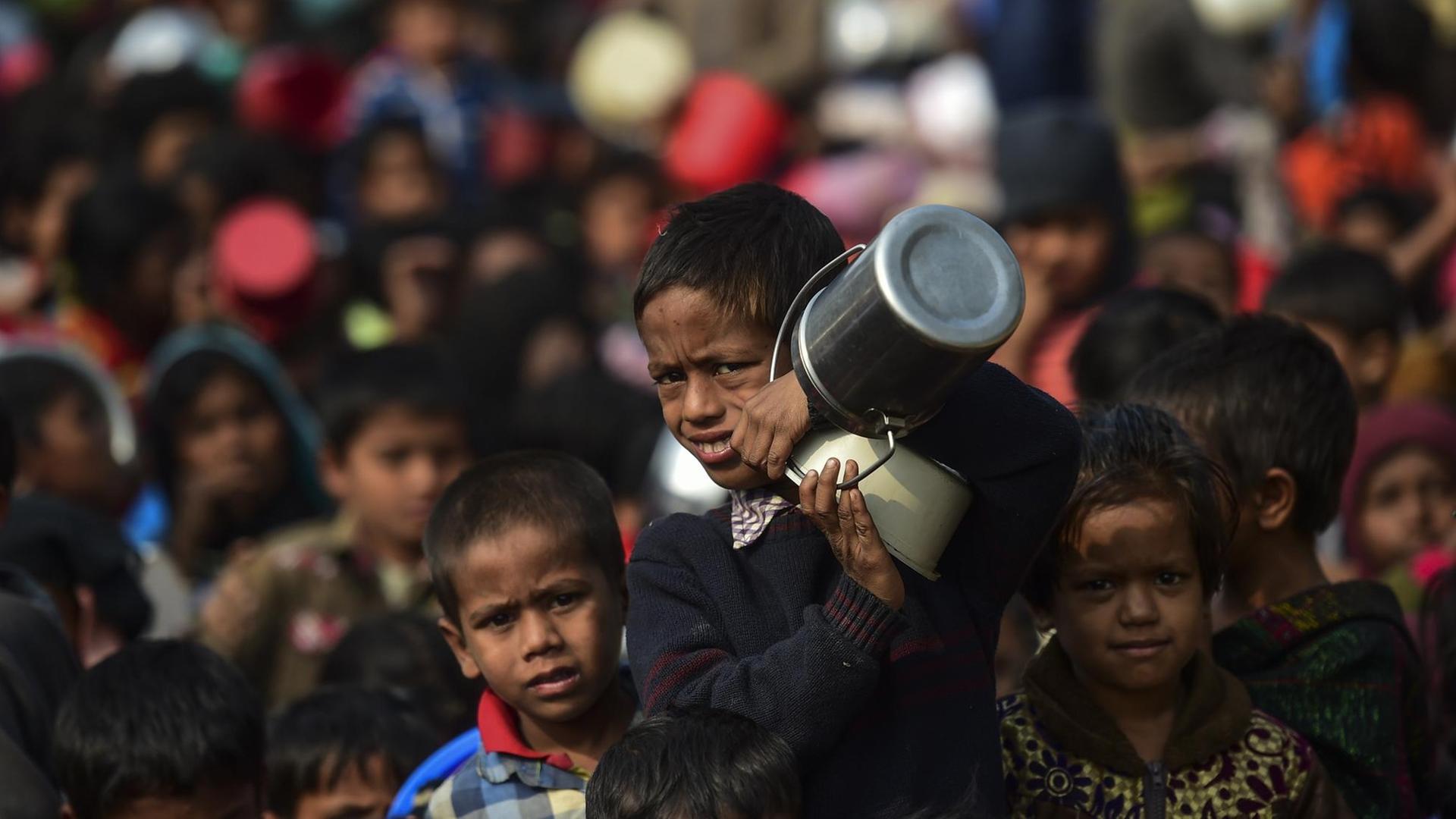 Kinder der muslimischen Rohingya im Thankhali Flüchtlingslager in Bangladesch Kinder der muslimischen Rohingya im Thankhali Flüchtlingslager in Bangladesch