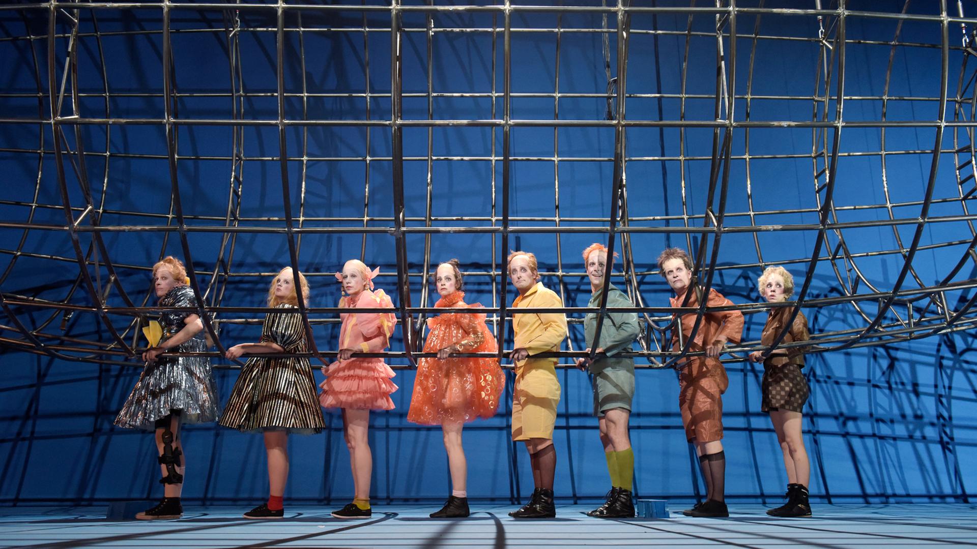 Schaubühne Berlin: Werner Eng, Alina Stiegler, Jule Böwe, Ruth Rosenfeld, Bastian Reiber, Florian Anderer, Axel Wandtke, Carol Schuler vor dem Zeppelin-Gerippe Schaubühne Berlin: Werner Eng, Alina Stiegler, Jule Böwe, Ruth Rosenfeld, Bastian Reiber, Florian Anderer, Axel Wandtke, Carol Schuler vor dem Zeppelin-Gerippe