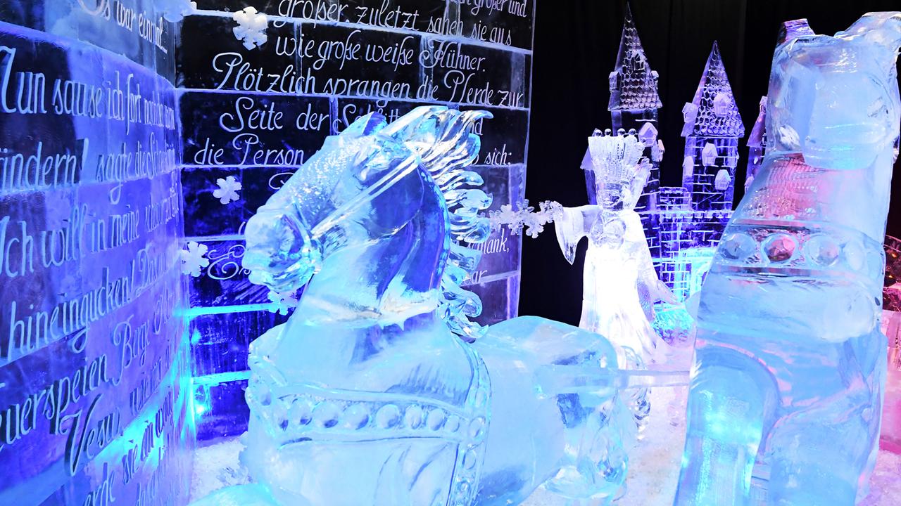 Die Schneekönigin aus Eis kann man am 01.12.2016 in Elstal (Brandenburg) in der Eisfigurenausstellung sehen. Am 3.12. öffnet die "2. Berliner Eiszeit" im Karls Erlebnishof. 22 Künstler aus 12 Ländern gestalteten rund 80 Figuren zum Thema "Helden der Kindheit". Foto: Bernd Sett... •Fotograf: •Bernd Settnik Die Schneekönigin aus Eis kann man am 01.12.2016 in Elstal (Brandenburg) in der Eisfigurenausstellung sehen. Am 3.12. öffnet die "2. Berliner Eiszeit" im Karls Erlebnishof. 22 Künstler aus 12 Ländern gestalteten rund 80 Figuren zum Thema "Helden der Kindheit". Foto: Bernd Sett... •Fotograf: •Bernd Settnik