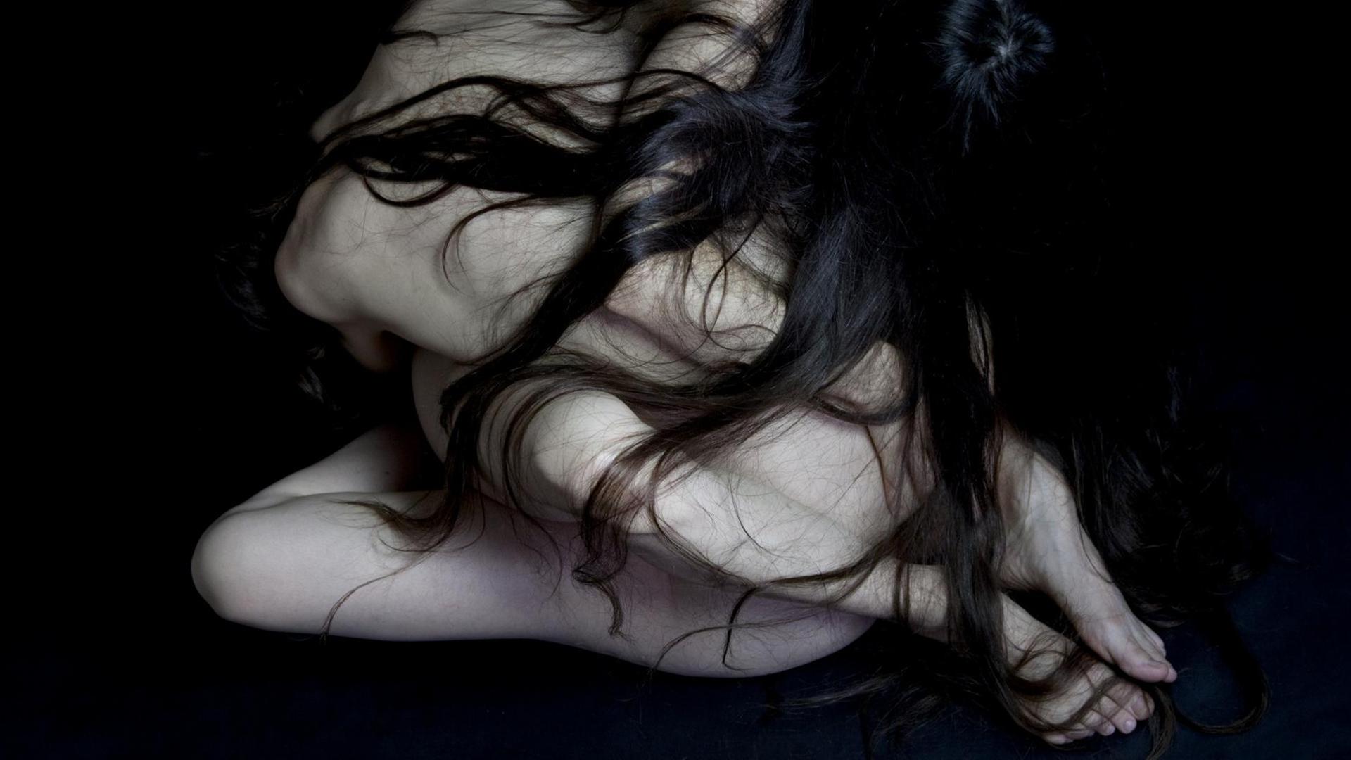 Die Fotografie "Untitled" der Künstlerin Juul Kraijer zeigt zwei ineinander verschlungene Frauenkörper. Die Fotografie "Untitled" der Künstlerin Juul Kraijer zeigt zwei ineinander verschlungene Frauenkörper.