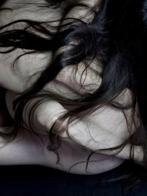 Die Fotografie "Untitled" der Künstlerin Juul Kraijer zeigt zwei ineinander verschlungene Frauenkörper.