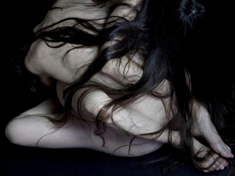 Die Fotografie "Untitled" der Künstlerin Juul Kraijer zeigt zwei ineinander verschlungene Frauenkörper.