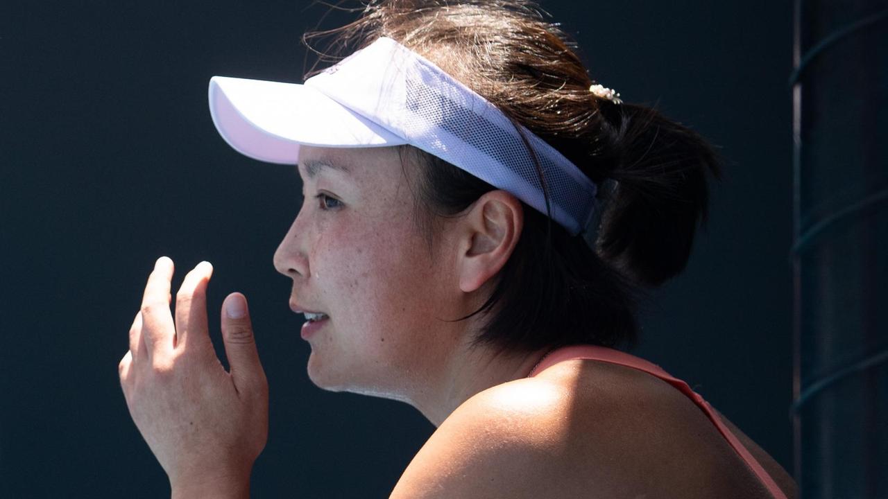 Ein Profilbild der chinesischen Tennisspielerin Peng Shuai. Sie trägt eine Schirmmütze und hält ihre linke Hand vor das Gesicht. Ein Profilbild der chinesischen Tennisspielerin Peng Shuai. Sie trägt eine Schirmmütze und hält ihre linke Hand vor das Gesicht.