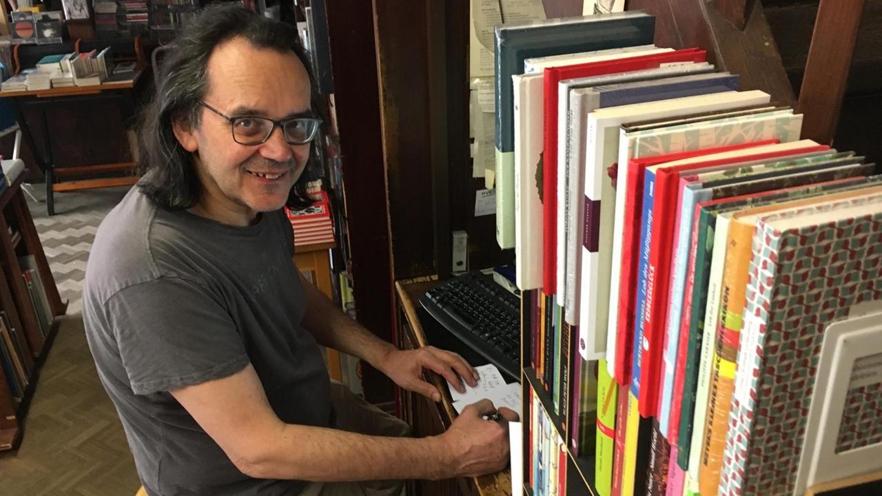 Der Buchhändler Franz Klug sitzt vor seinem Computer. Der Buchhändler Franz Klug sitzt vor seinem Computer.