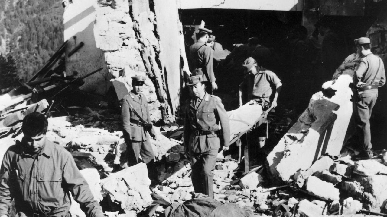 Seit Ende der 1950er Jahre kämpften Südtiroler, vor allem der Befreiungsausschuss Südtirol BAS, für die Autonomie der Provinz Bozen bzw. für den Anschluss an Österreich. Seit Ende der 1950er Jahre kämpften Südtiroler, vor allem der Befreiungsausschuss Südtirol BAS, für die Autonomie der Provinz Bozen bzw. für den Anschluss an Österreich.