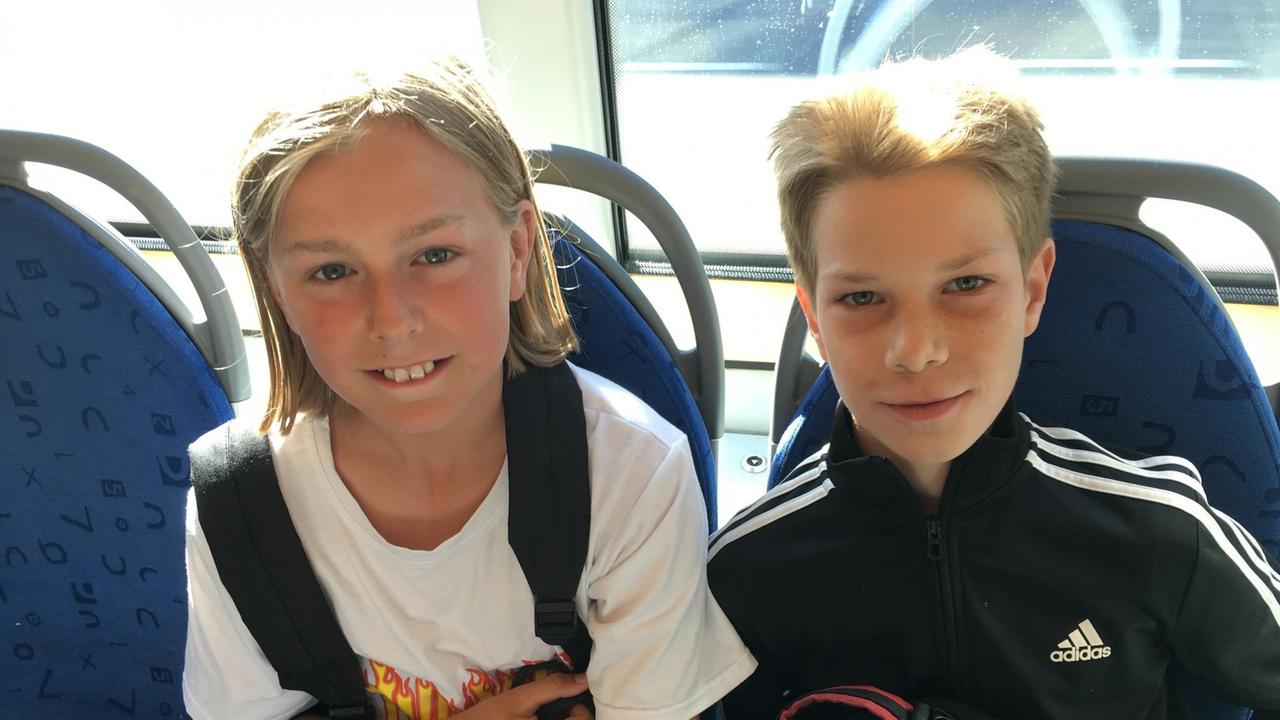 Zwei ca. 10-jährige Jungen in der Straßenbahn Zwei ca. 10-jährige Jungen in der Straßenbahn