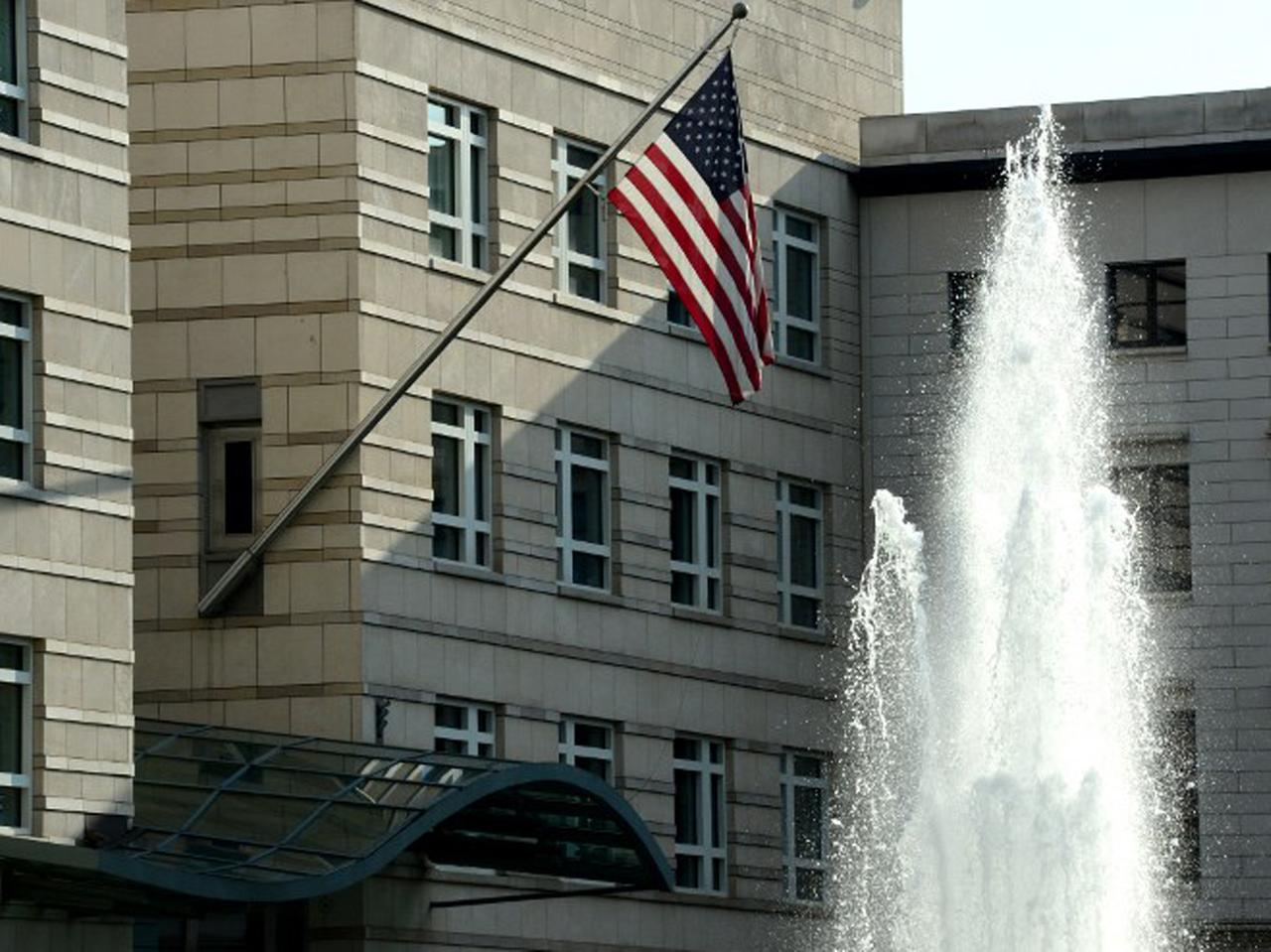US-Botschaft in Berlin mit amerikanischer Fahne. US-Botschaft in Berlin mit amerikanischer Fahne.