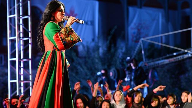 Die afghanische Sängerin Aryana Sayeed während eines Auftritts in Babur Garden in Kabul am 19. Oktober 2013